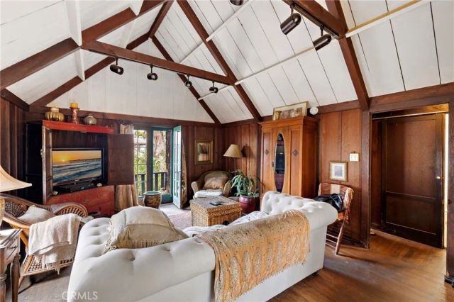 1560 Galen Drive, Laguna Beach, CA 92651