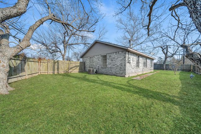 101 Lincoln Cedar Drive, Baytown, TX 77523