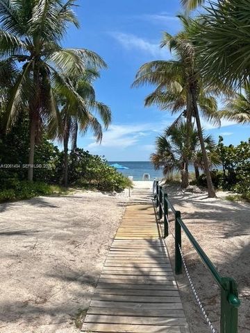 881 Ocean Drive TH3, Key Biscayne, FL 33149