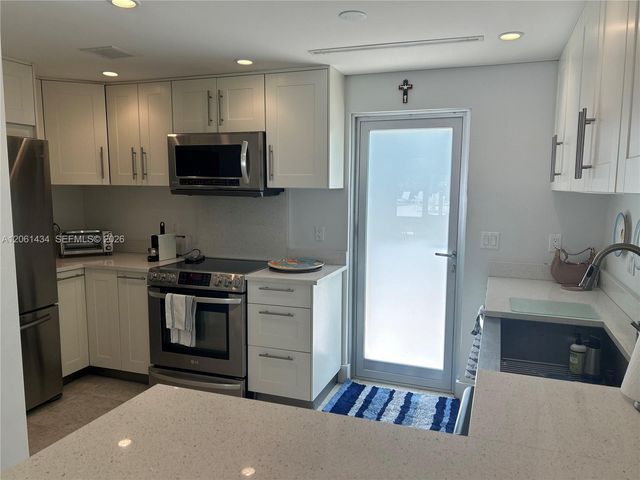 881 Ocean Drive TH3, Key Biscayne, FL 33149