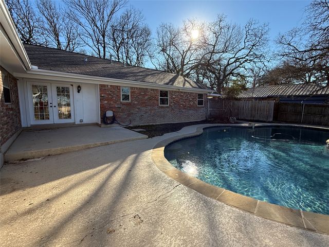 21 Devonshire Drive, Bedford, TX 76021