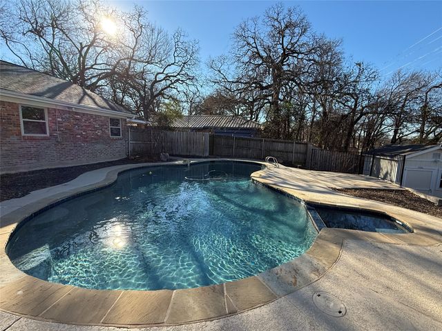 21 Devonshire Drive, Bedford, TX 76021