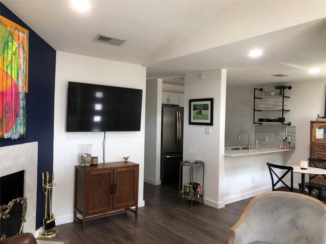 6409 Burns ST 306, Austin, TX 78752