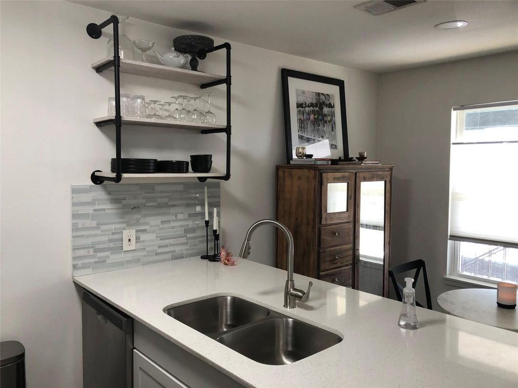 6409 Burns ST 306, Austin, TX 78752