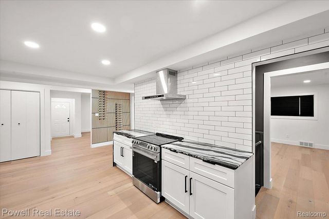 23450 Wildwood Street, Oak Park, MI 48237