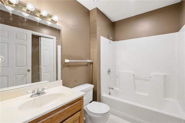 410 SW 24Th Street, Oak Grove, MO 64075