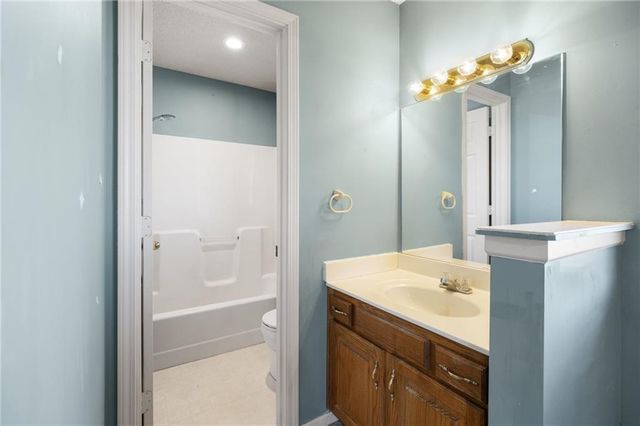 410 SW 24Th Street, Oak Grove, MO 64075