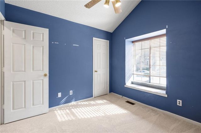 410 SW 24Th Street, Oak Grove, MO 64075