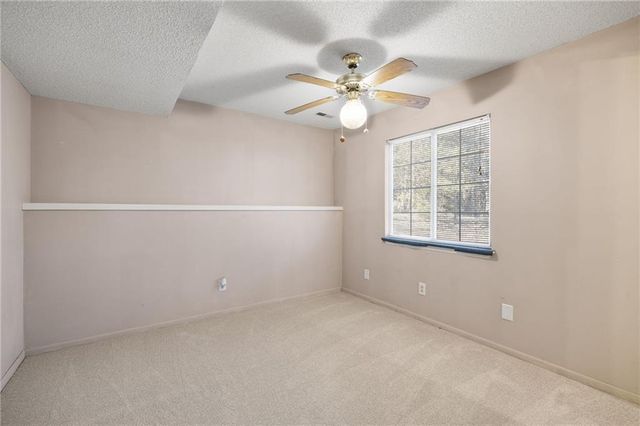 410 SW 24Th Street, Oak Grove, MO 64075