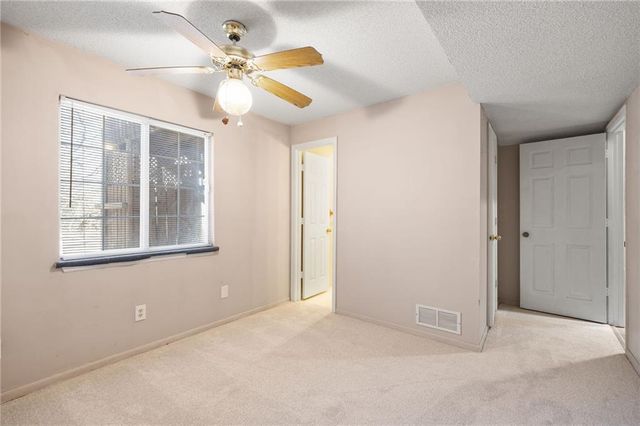 410 SW 24Th Street, Oak Grove, MO 64075