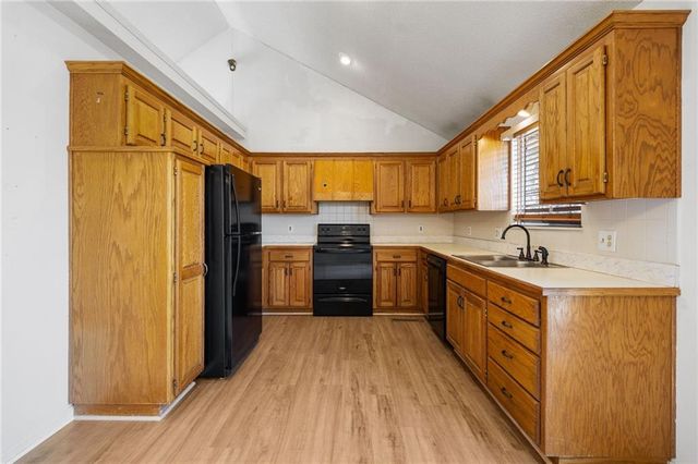 410 SW 24Th Street, Oak Grove, MO 64075