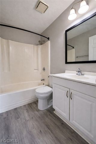 1718 SW Santa Barbara PL, Cape Coral, FL 33991