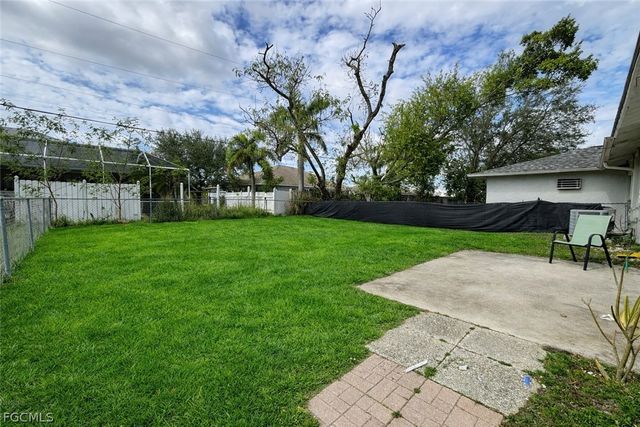 1718 SW Santa Barbara PL, Cape Coral, FL 33991