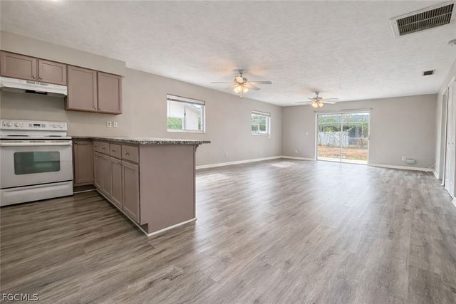 1718 SW Santa Barbara PL, Cape Coral, FL 33991