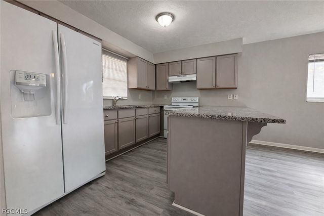 1718 SW Santa Barbara PL, Cape Coral, FL 33991