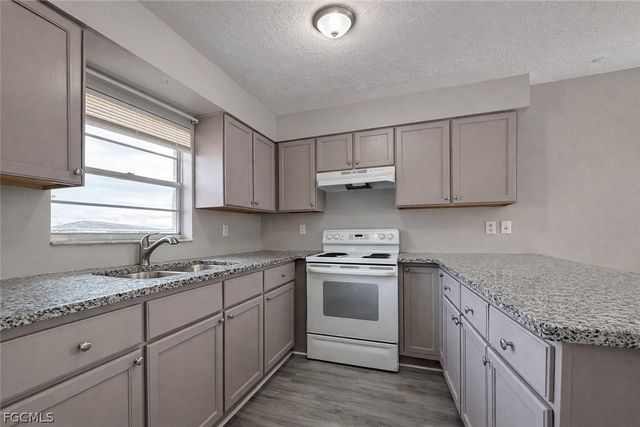 1718 SW Santa Barbara PL, Cape Coral, FL 33991