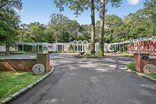 156 Horseshoe Road, Mill Neck, NY 11765