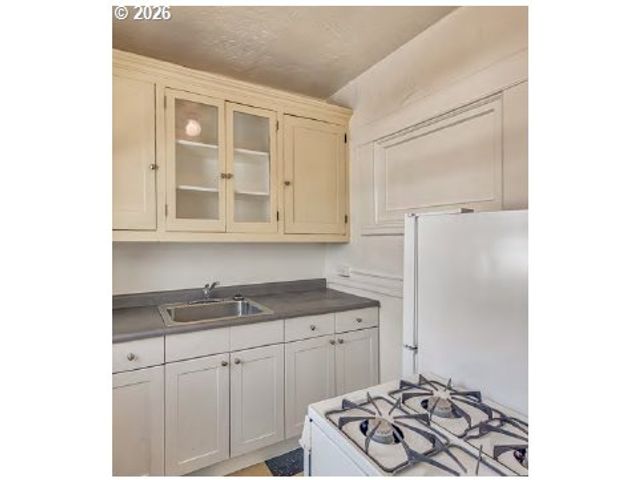 612 E BURNSIDE St, Portland, OR 97214