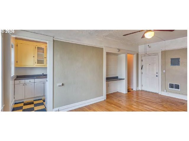 612 E BURNSIDE St, Portland, OR 97214