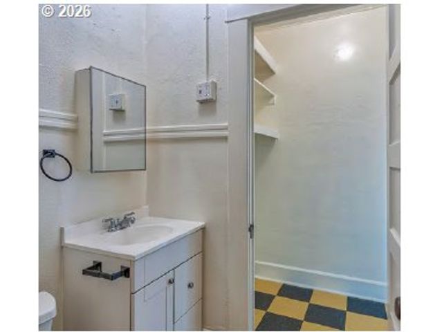 612 E BURNSIDE St, Portland, OR 97214