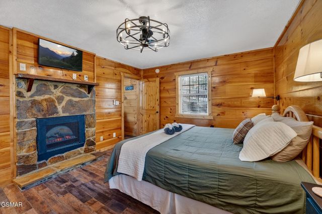 623 Country Oaks Drive, Pigeon Forge, TN 37863