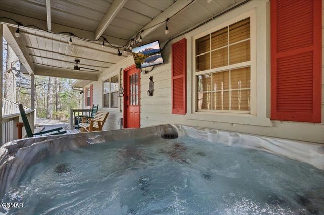 623 Country Oaks Drive, Pigeon Forge, TN 37863