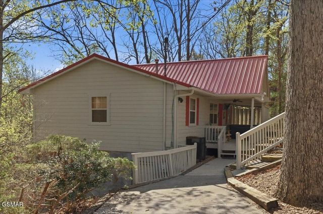 623 Country Oaks Drive, Pigeon Forge, TN 37863