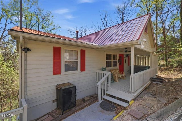 623 Country Oaks Drive, Pigeon Forge, TN 37863