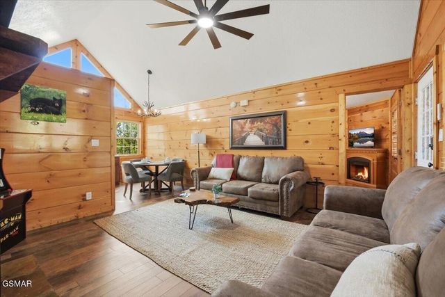 623 Country Oaks Drive, Pigeon Forge, TN 37863