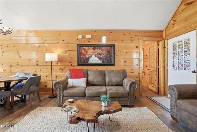 623 Country Oaks Drive, Pigeon Forge, TN 37863