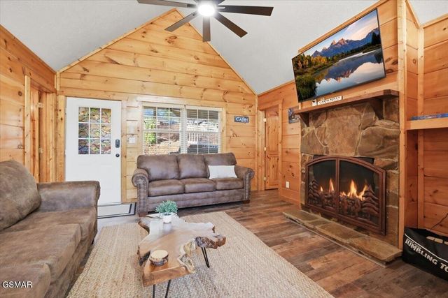 623 Country Oaks Drive, Pigeon Forge, TN 37863