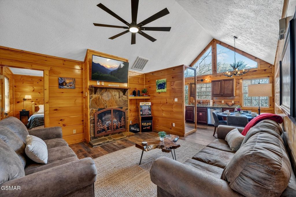623 Country Oaks Drive, Pigeon Forge, TN 37863