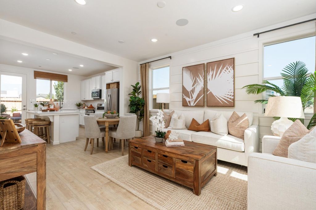 Image 3 of property listing at 1464 Bloom Lane, Clovis, CA 93619