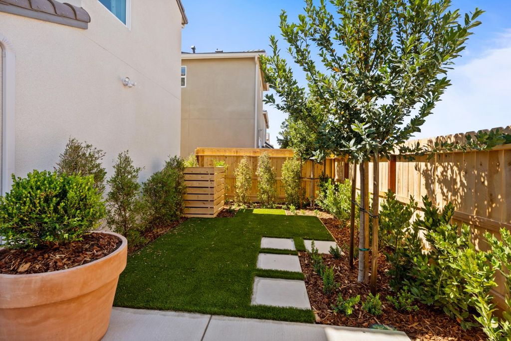 Image 32 of property listing at 1464 Bloom Lane, Clovis, CA 93619