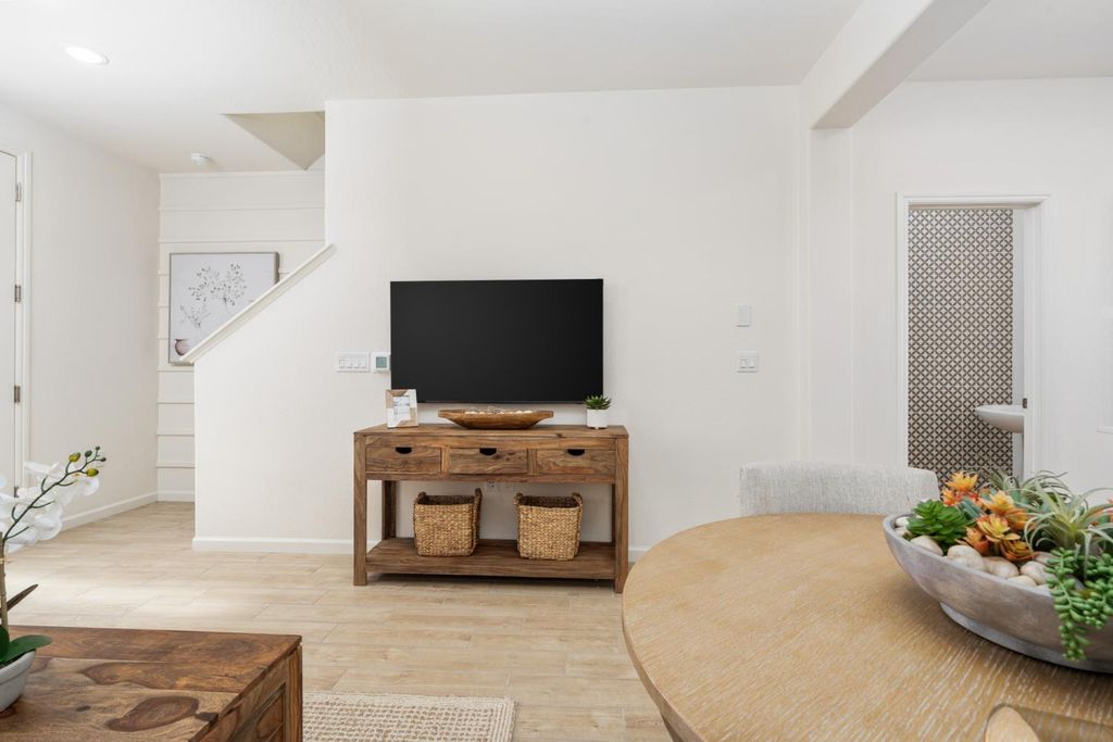 Image 4 of property listing at 1464 Bloom Lane, Clovis, CA 93619