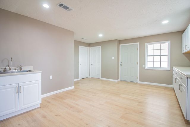 128 W Crockett Street, Floydada, TX 79235