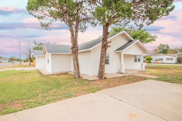 128 W Crockett Street, Floydada, TX 79235