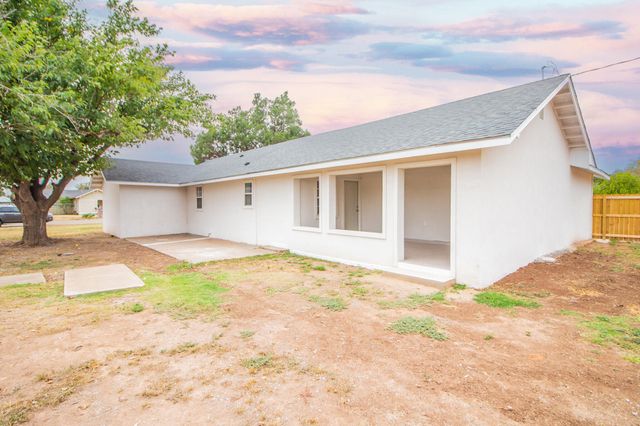 128 W Crockett Street, Floydada, TX 79235