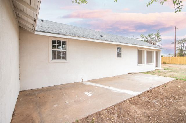 128 W Crockett Street, Floydada, TX 79235