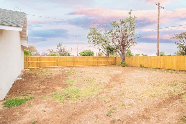 128 W Crockett Street, Floydada, TX 79235
