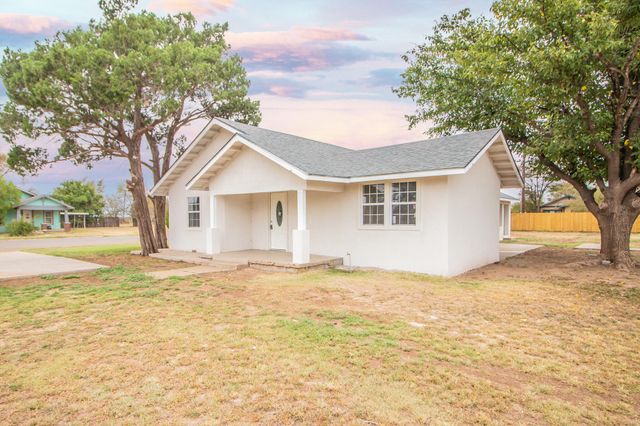128 W Crockett Street, Floydada, TX 79235