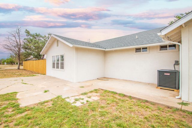 128 W Crockett Street, Floydada, TX 79235