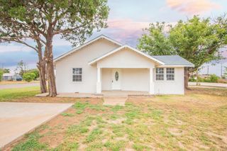 128 W Crockett Street, Floydada, TX 79235