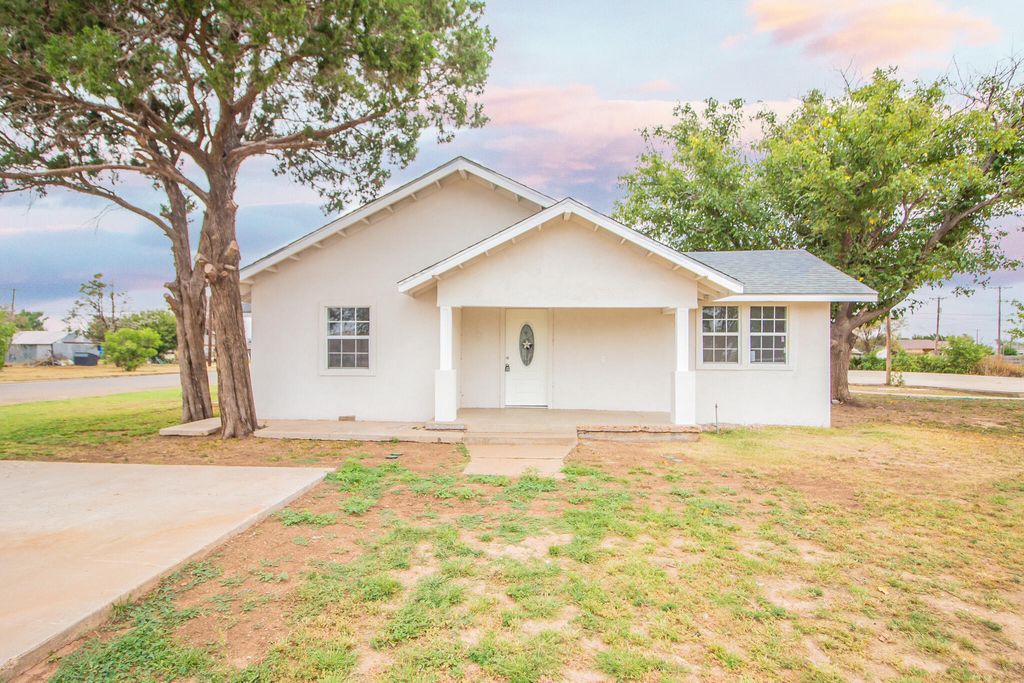 128 W Crockett Street, Floydada, TX 79235