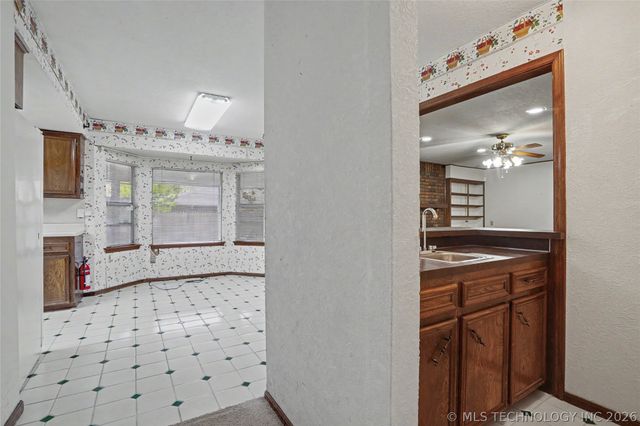 5706 S Columbia Place, Tulsa, OK 74105