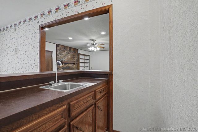 5706 S Columbia Place, Tulsa, OK 74105