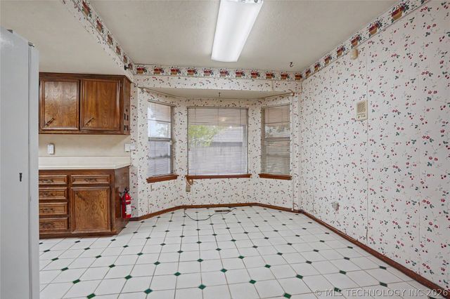 5706 S Columbia Place, Tulsa, OK 74105