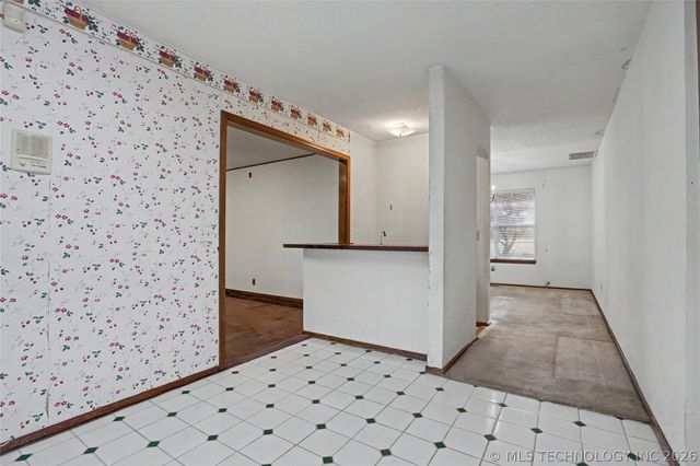 5706 S Columbia Place, Tulsa, OK 74105