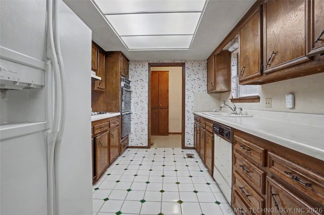 5706 S Columbia Place, Tulsa, OK 74105