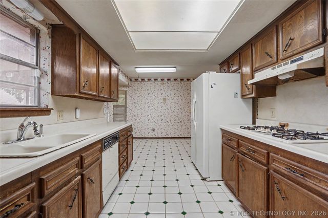 5706 S Columbia Place, Tulsa, OK 74105